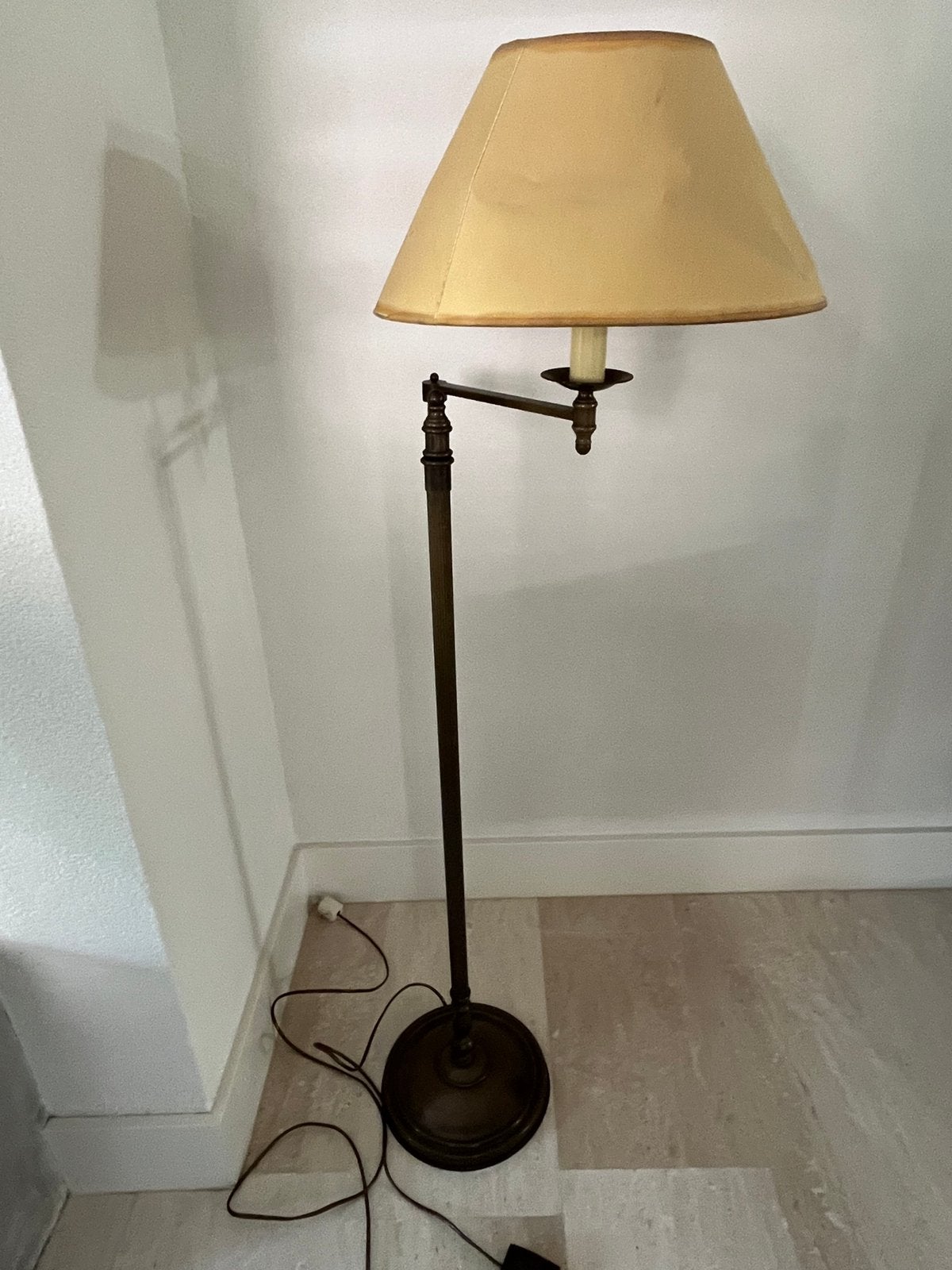 Messing vloerlamp met voetschakelaar, Huis en Inrichting, Ophalen, Gebruikt, 100 tot 150 cm, E27 (groot)