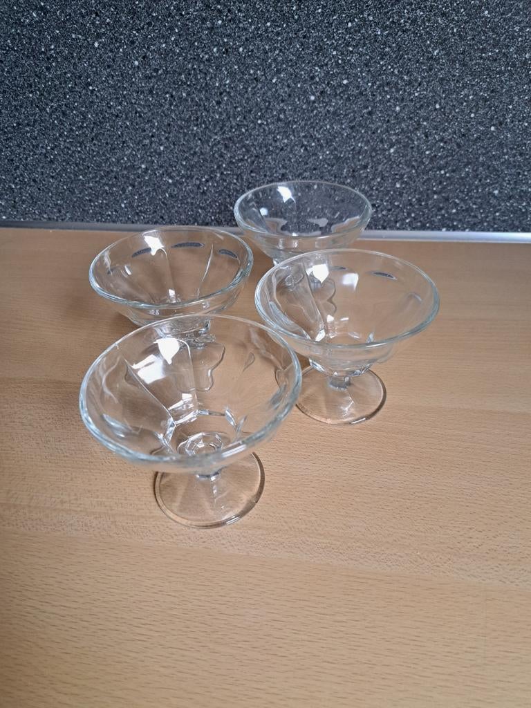 4 kleine ijscoupes, Ophalen, Zo goed als nieuw, Glas, Overige stijlen