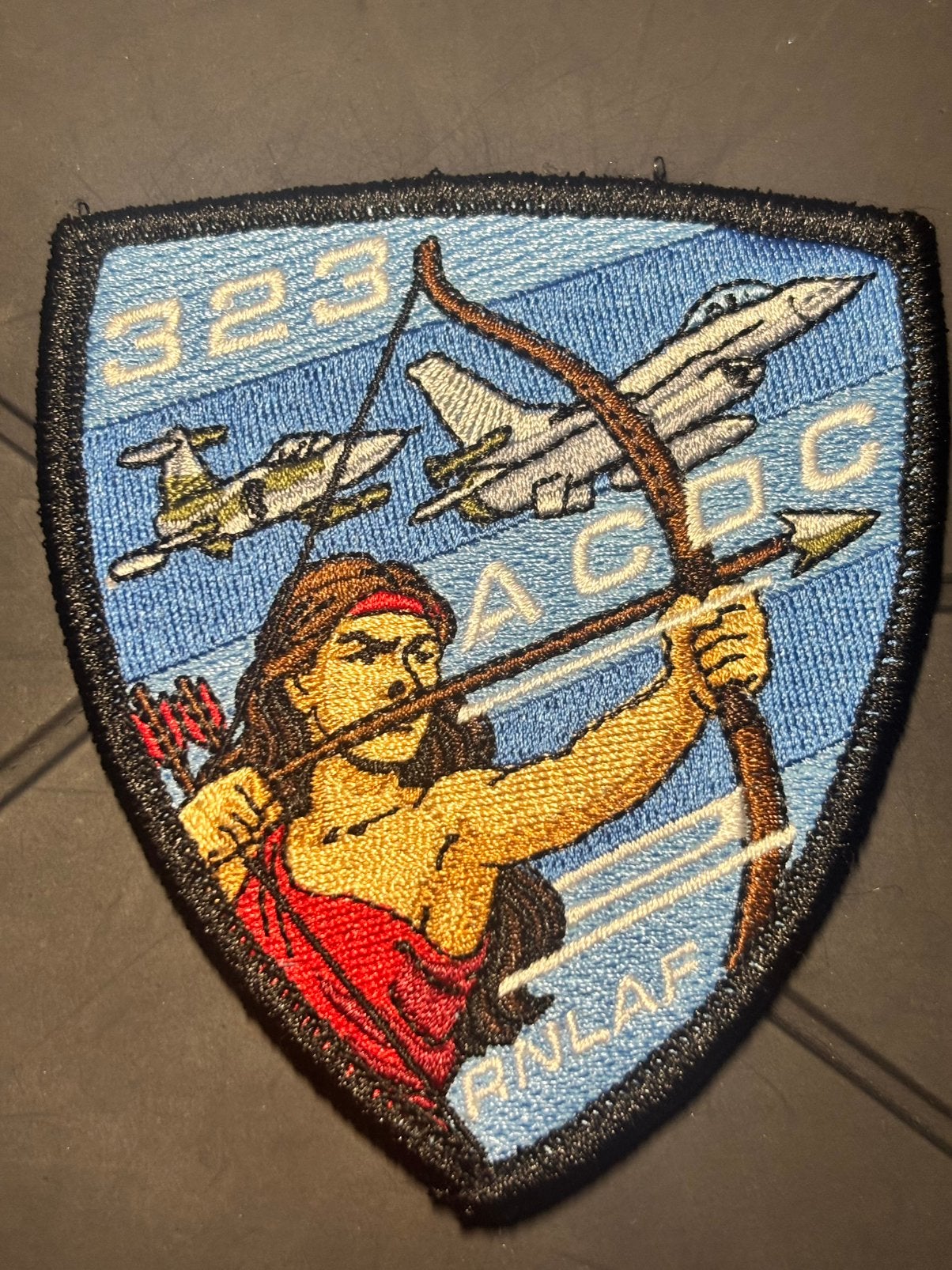 Embleem 323 SQN RNLAF ACDC, Verzenden, Luchtmacht, Nederland, Embleem of Badge