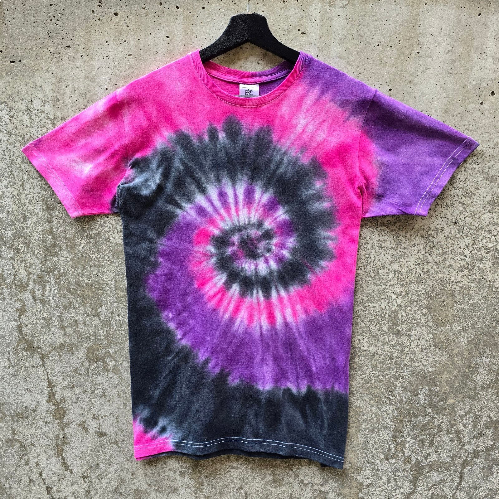 Roze - paars - zwart spiral tie dye t-shirt unisex maat S, Overige kleuren, Spiral Creaties, Nieuw, Ophalen of Verzenden