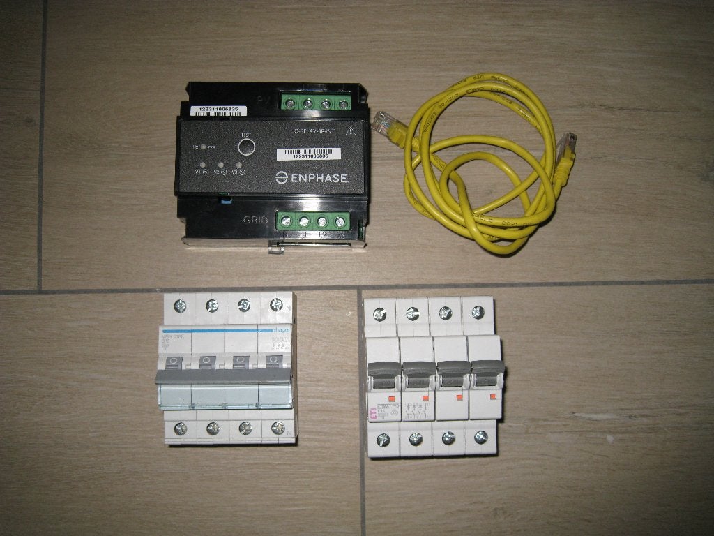 Enphase  Q relay-3P-INT en twee installatie  automaten, Ophalen of Verzenden, Zo goed als nieuw, Enphase, Installatieautomaat