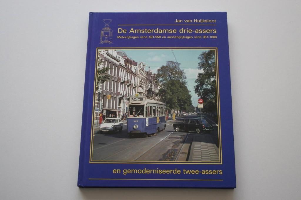 Boek Uquilair De Amsterdamse drie-assers 491-550/951-1000, Verzamelen, Spoorwegen en Tramwegen, Ophalen of Verzenden, Gebruikt