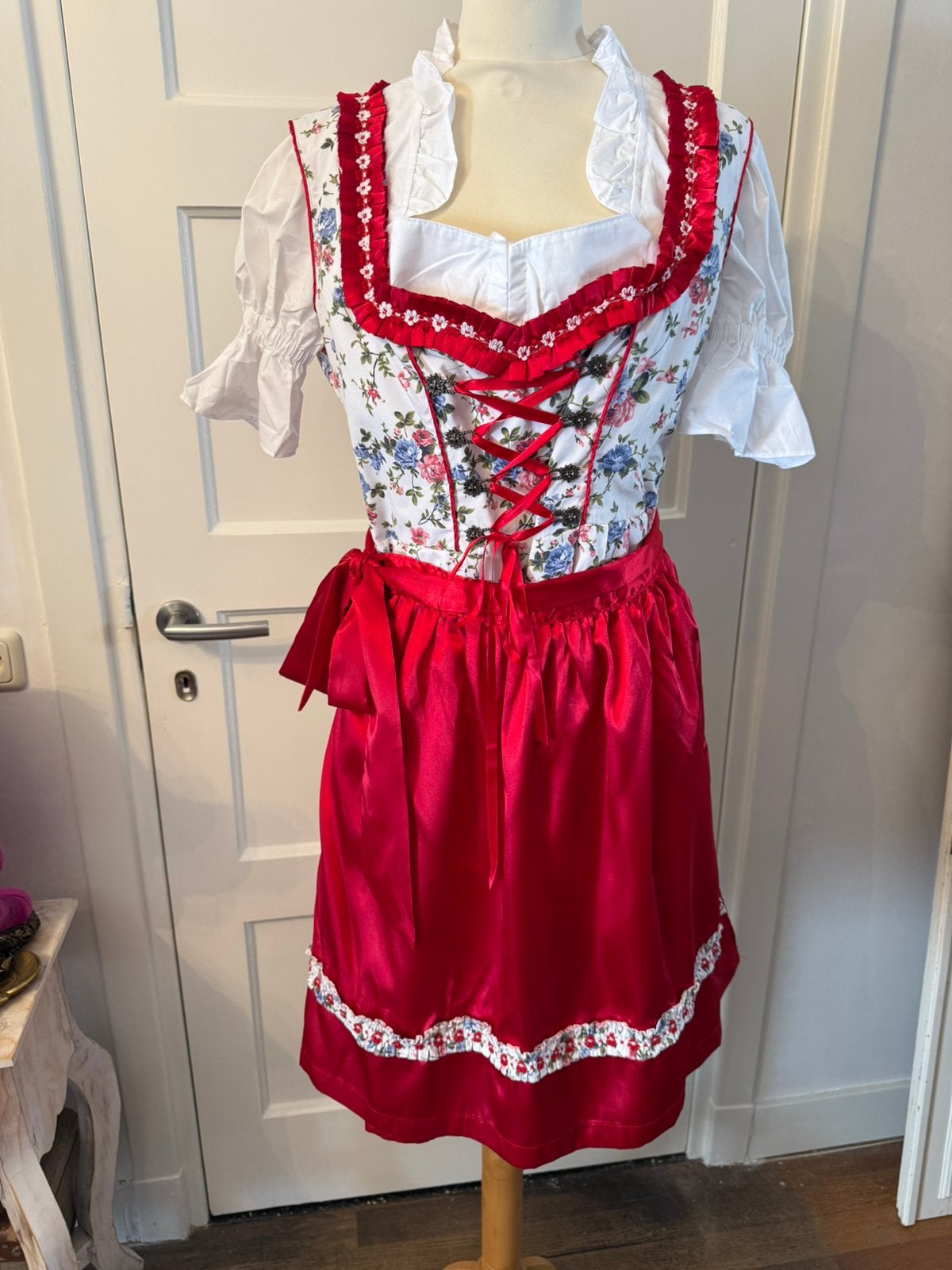 Tiroler dirndl maat 44 met short van Lifos trachten, Ophalen of Verzenden, Zo goed als nieuw, Maat 42/44 (L), Carnaval