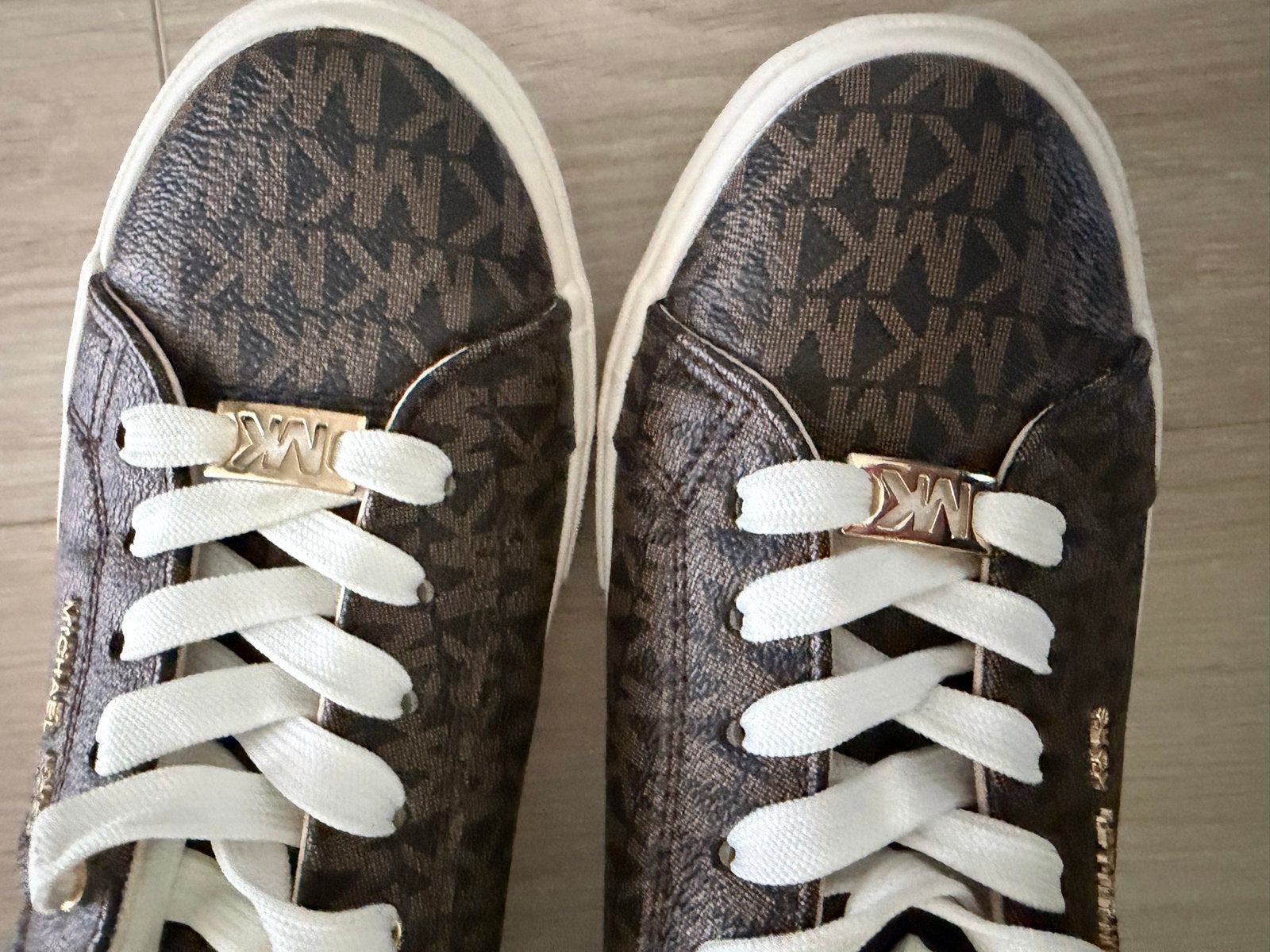 Michael Kors sneakers met bijpassende tas, Kleding | Dames, Ophalen of Verzenden, Zo goed als nieuw, Bruin, Sneakers of Gympen