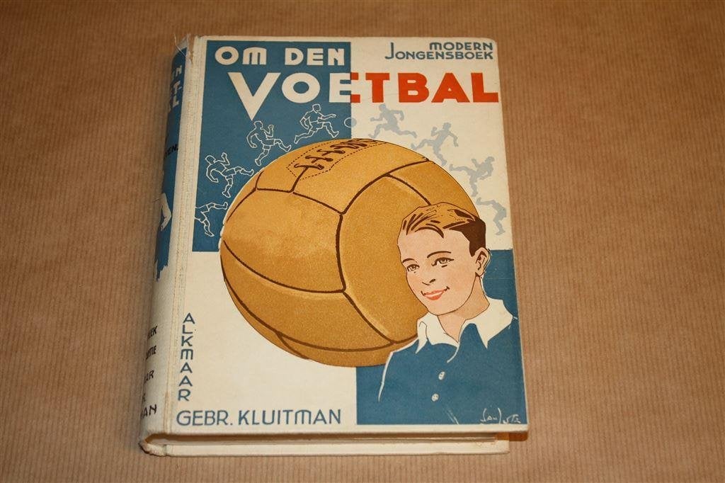 Om den voetbal. Hoeven. Kluitman 1e dr. 1934., Boeken, Ophalen of Verzenden, Gelezen