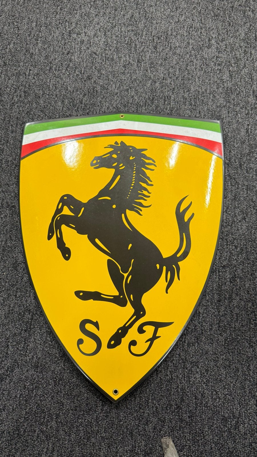 Groot Ferrari Schild Logo Muurdecoratie, Verzamelen, Automerken, Motoren en Formule 1, Gebruikt, Auto's, Ophalen