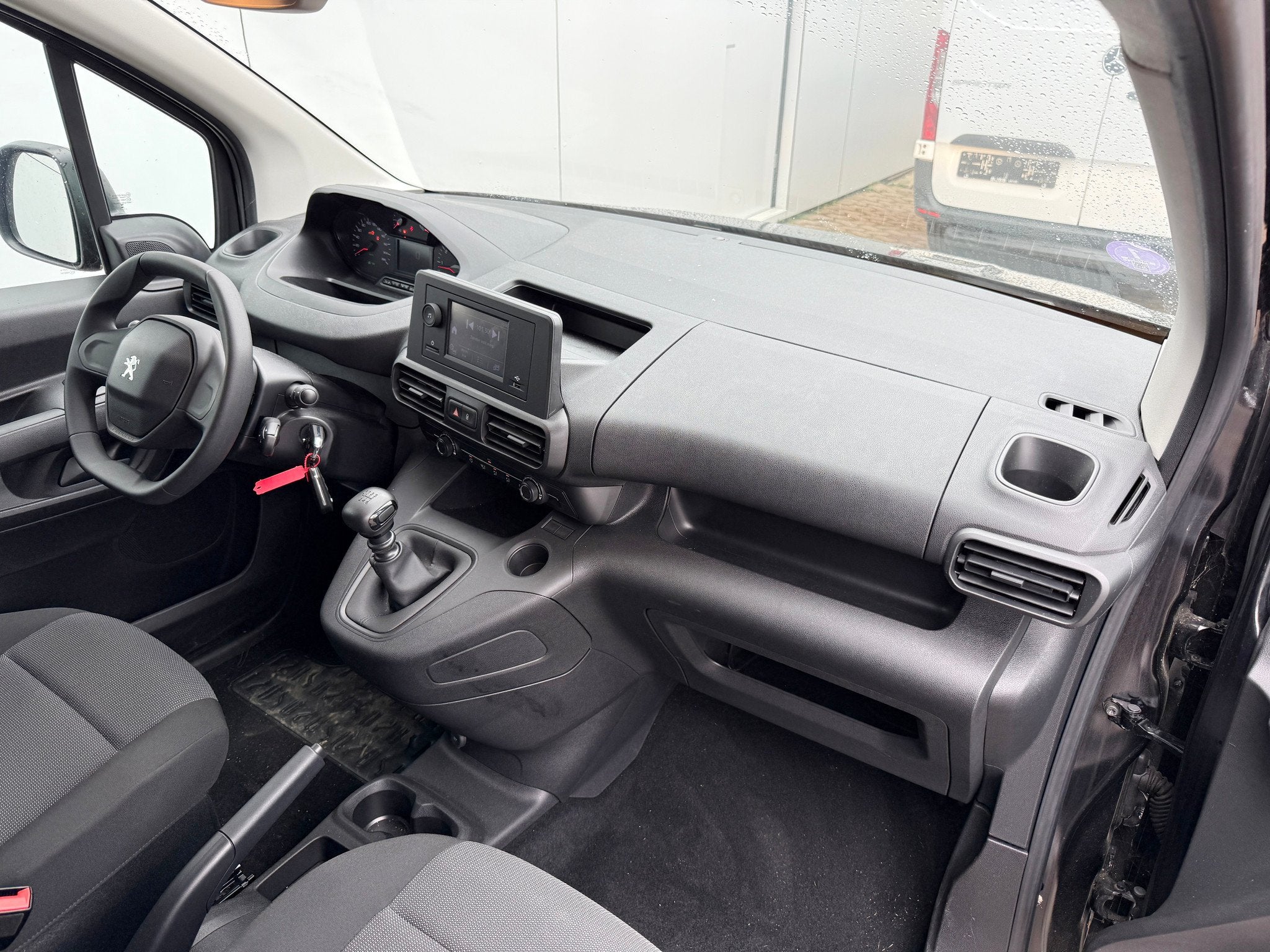 Peugeot Partner 1.2 110PK *Benzine* L1H1 Climate Control Cru, Auto's, Voorwielaandrijving, Euro 6, Zwart, Handgeschakeld