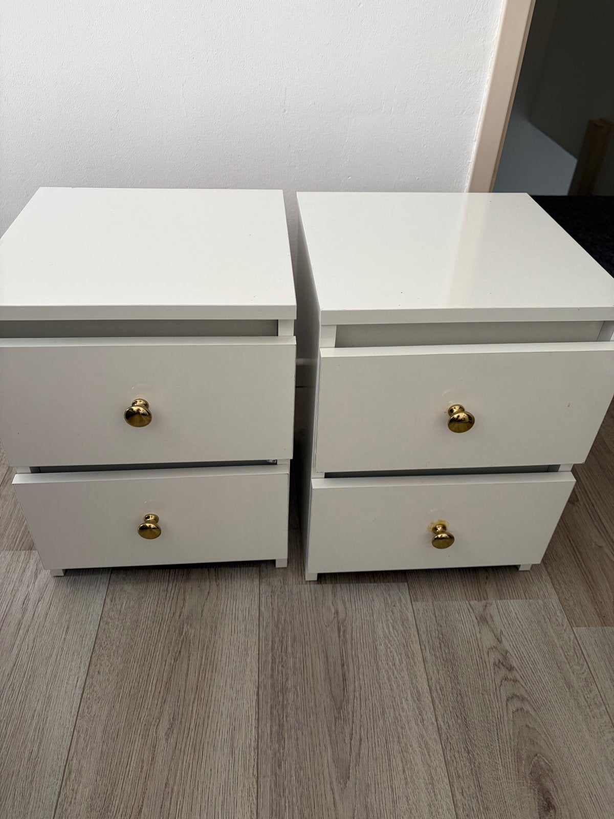 Set van 2 witte nachtkastjes met gouden knoppen, Huis en Inrichting, Slaapkamer | Nachtkastjes, Ophalen, Minder dan 45 cm, Zo goed als nieuw