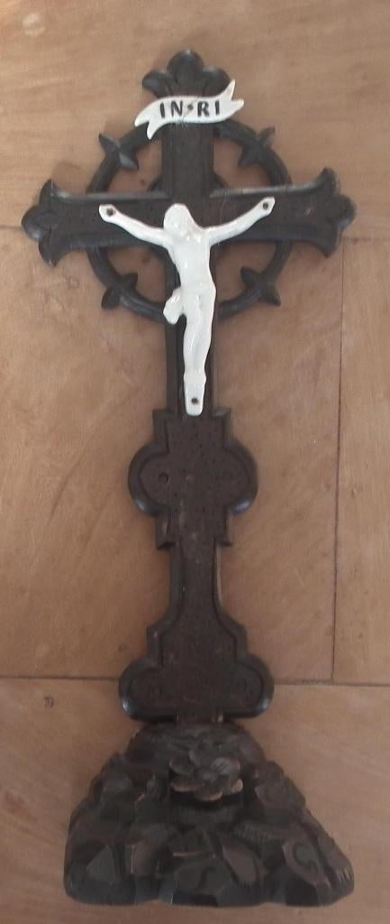 kruisbeeld met porseleinen corpus en houtsnijwerk, Houtsnijwerk, Ophalen of Verzenden, 20 - 50 cm, Op sokkel