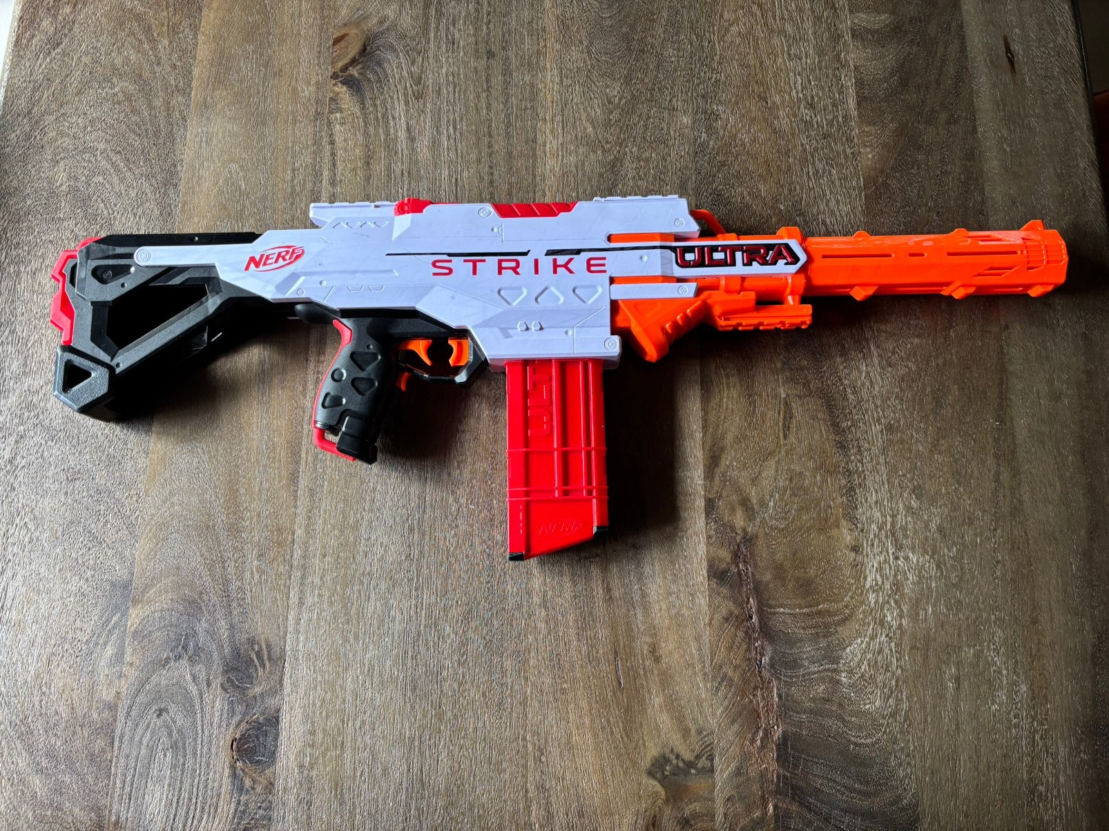 Electrische Nerf Ultra Striker Blaster met magazijn, Ophalen of Verzenden, Zo goed als nieuw