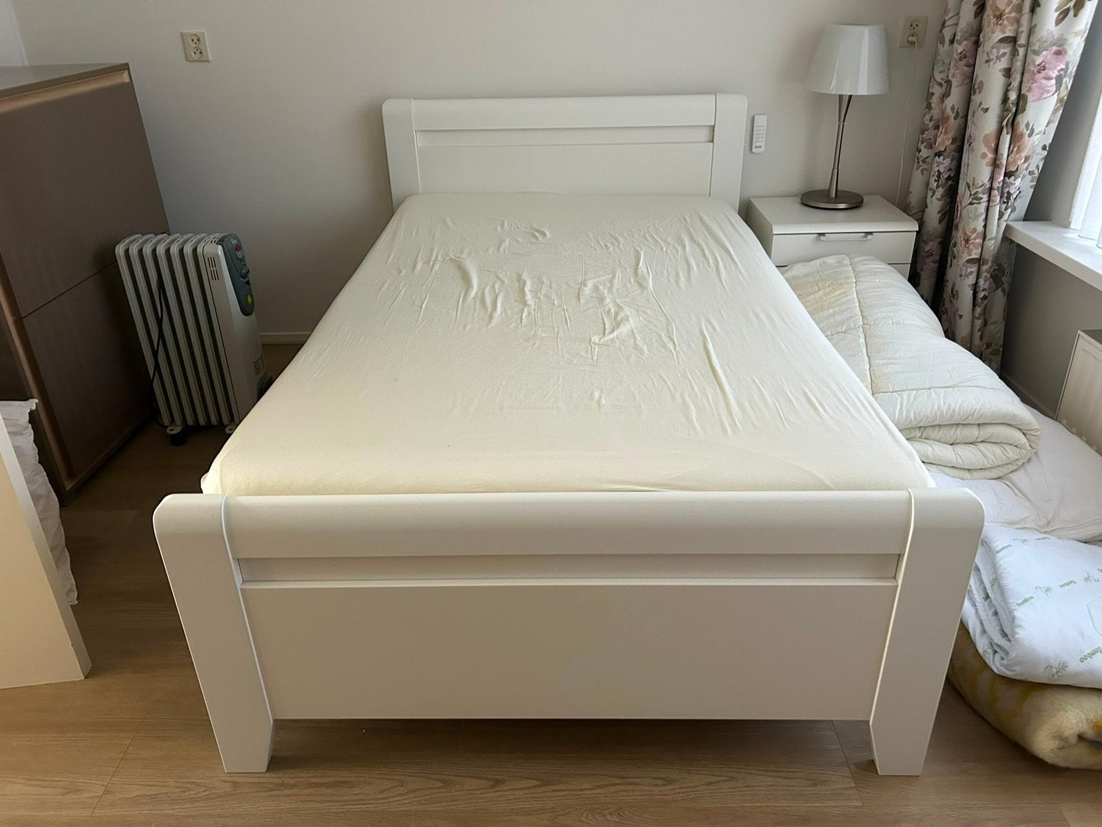 Eenpersoons bed met nachtkastje, Ophalen, 90 cm, Eenpersoons, Wit