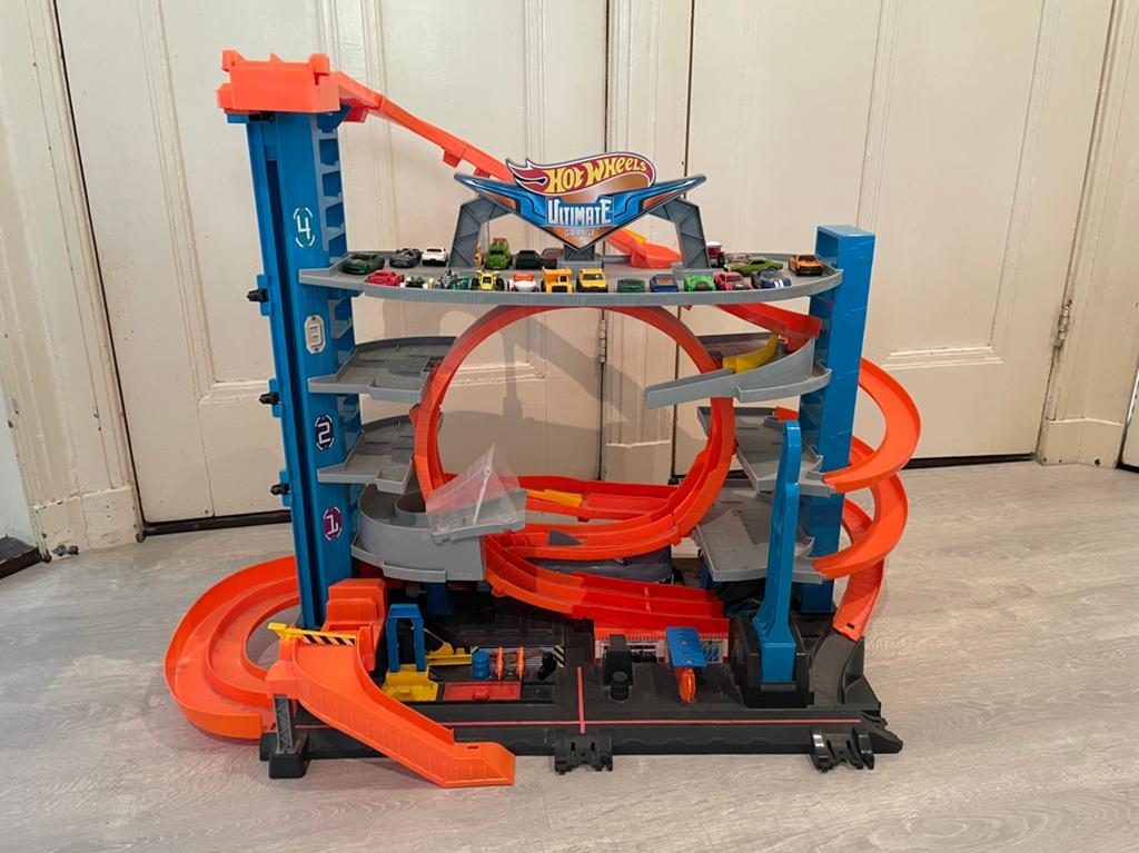 Hotwheels racebaan met autos en extra’s, Ophalen, Racebaan, Zo goed als nieuw, Hot Wheels