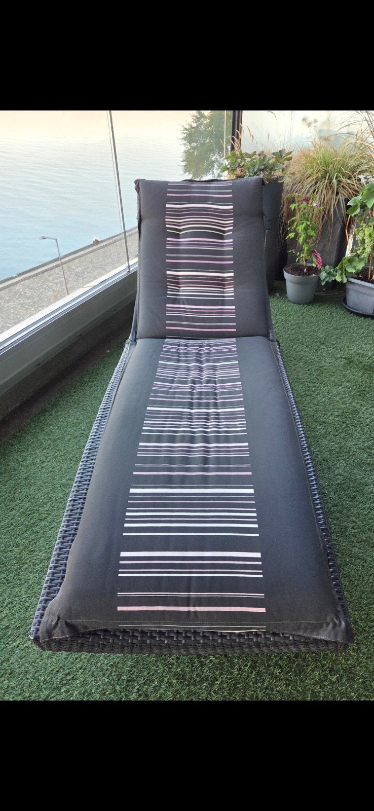 Ligbed met verstelbare rugleuning en kussen, Ophalen, Zo goed als nieuw, Wicker, Verstelbaar
