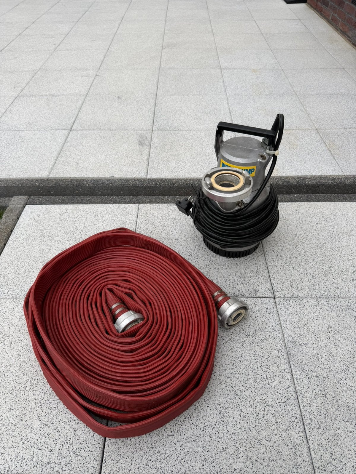 Weda pomp met 2 brandweerslangen, Zakelijke goederen, Machines en Bouw | Pompen en Compressoren, Ophalen of Verzenden