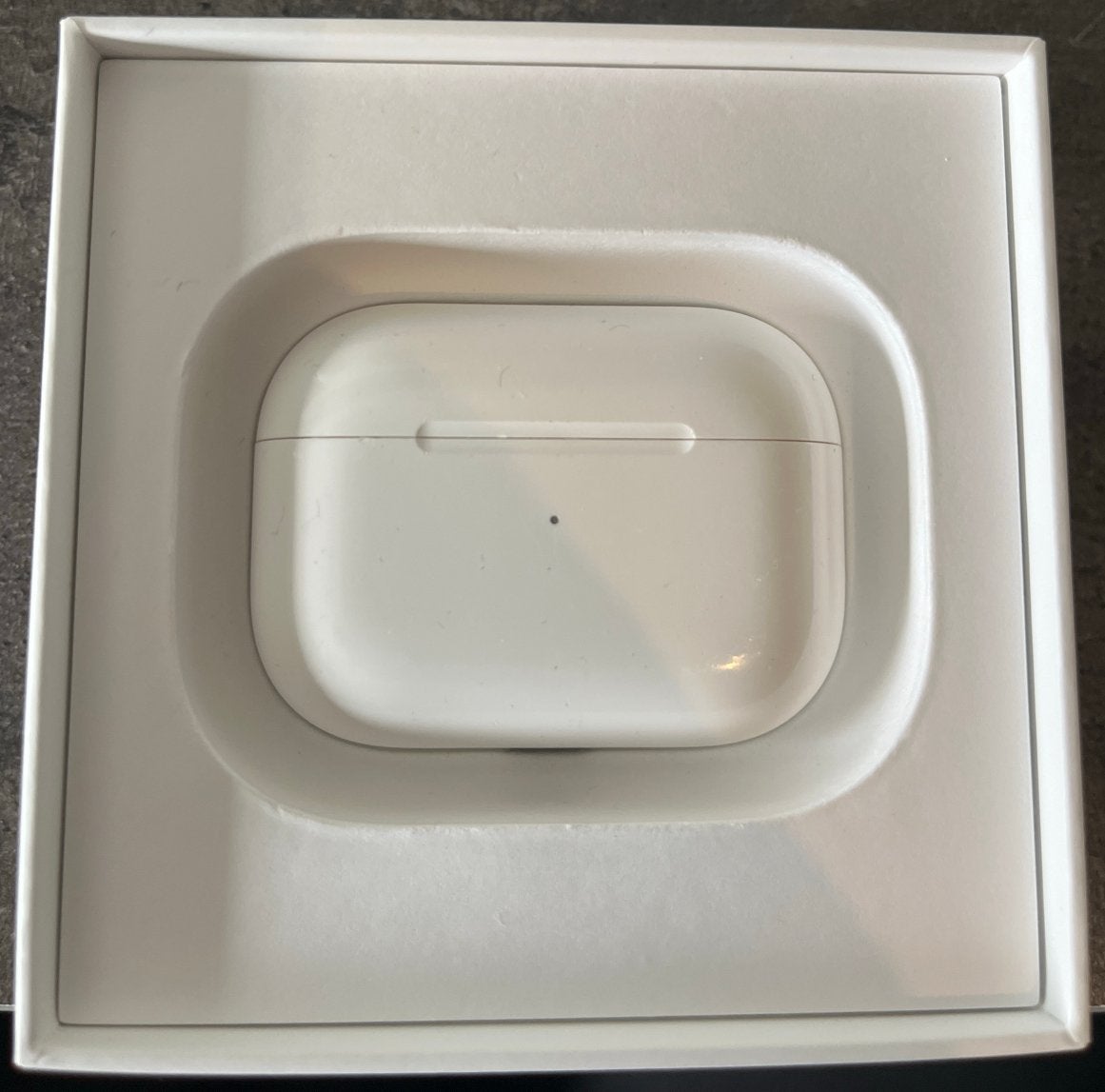AirPods Pro (1e gen) - Oortjes werken, case defect, Ophalen of Verzenden, Gebruikt, Koptelefoon