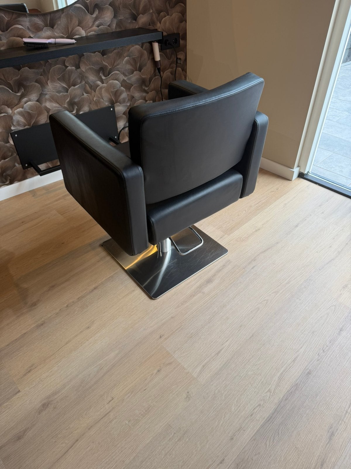 Mooie zwarte kappersstoel, Huis en Inrichting, Ophalen, Zo goed als nieuw, Zwart, Eén