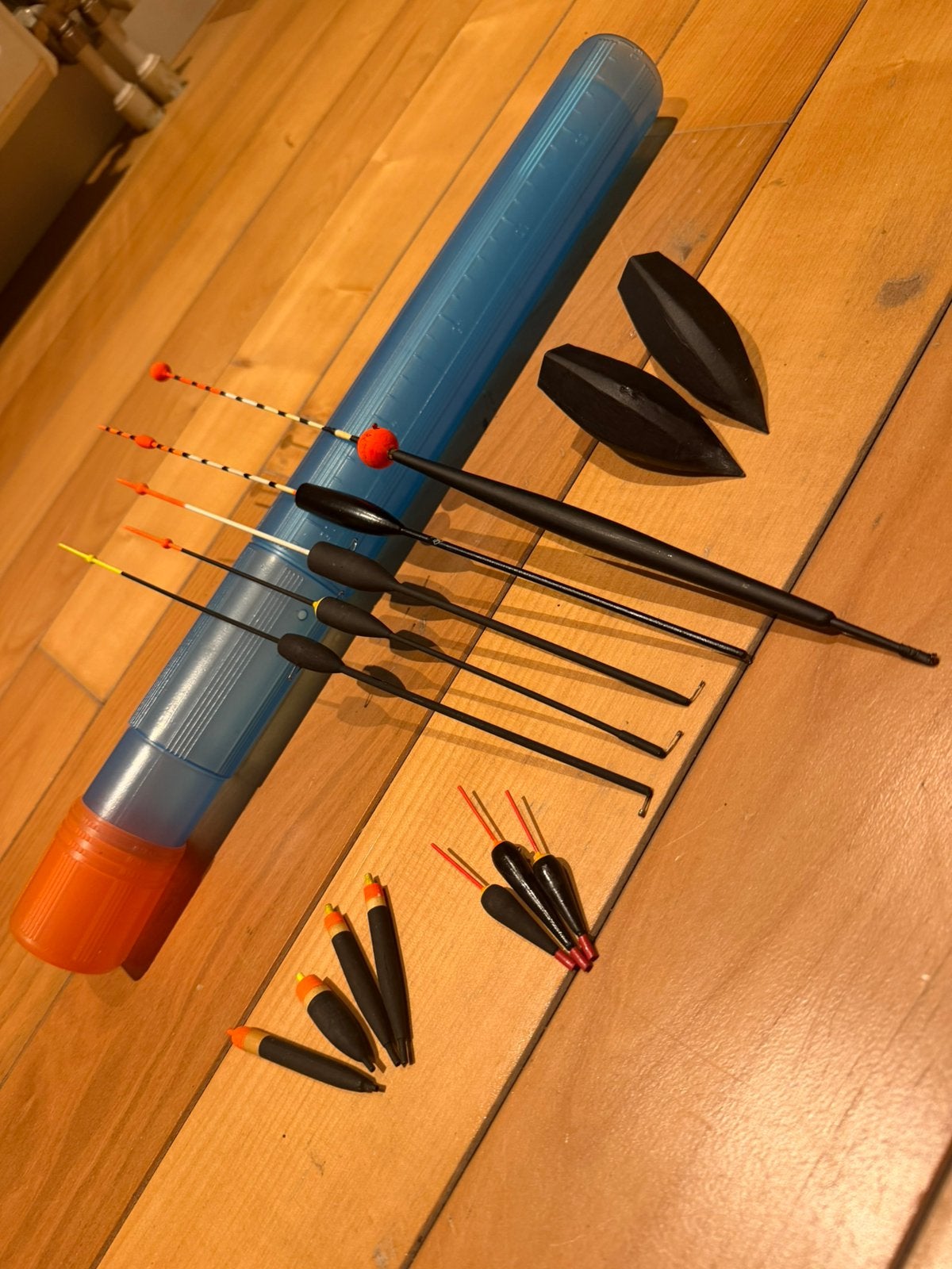 Leo Besters pennen&dobbers 14 stuks met dobber koker, Ophalen of Verzenden, Zo goed als nieuw, Dobber of Lood