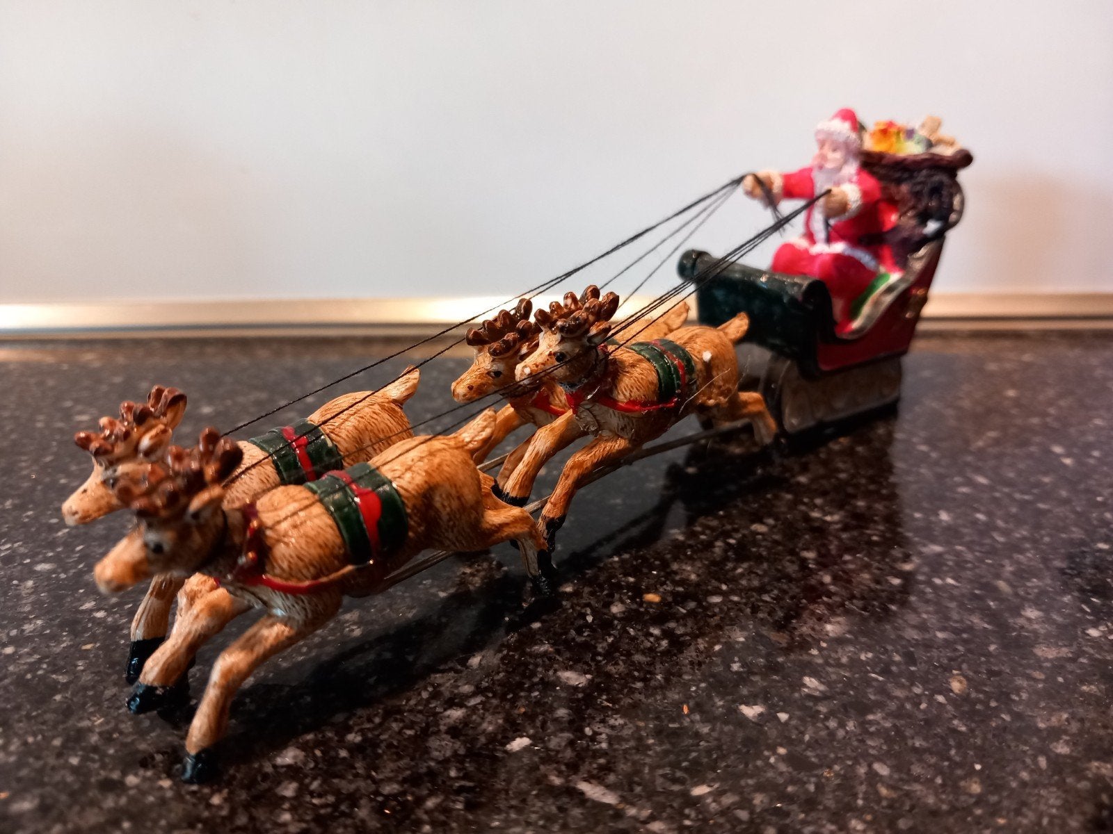 Kerstdorp kerstman met arreslee, Ophalen of Verzenden