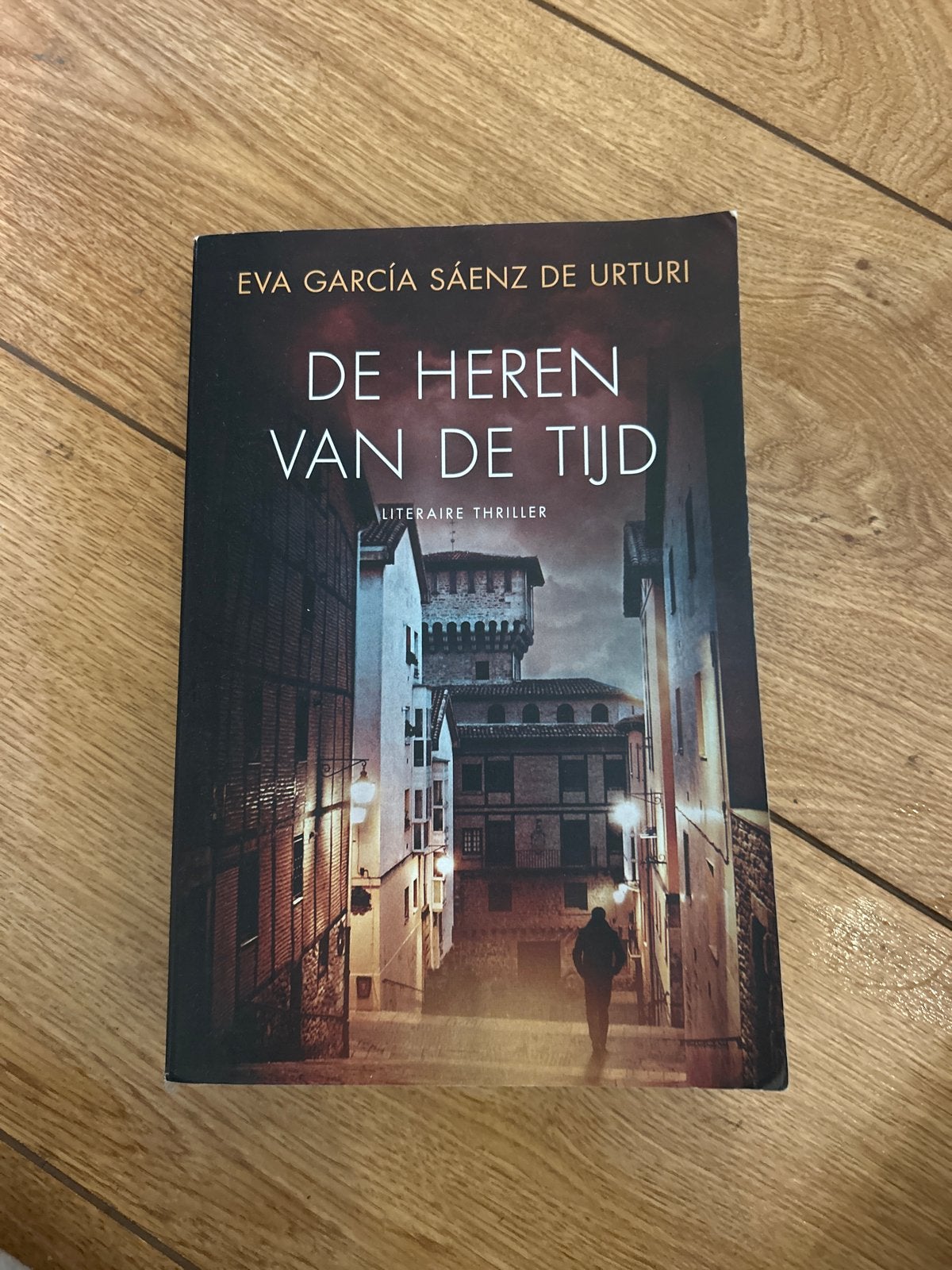 De Heren van de Tijd - Eva García Sáenz de Urturi, Ophalen of Verzenden, Zo goed als nieuw