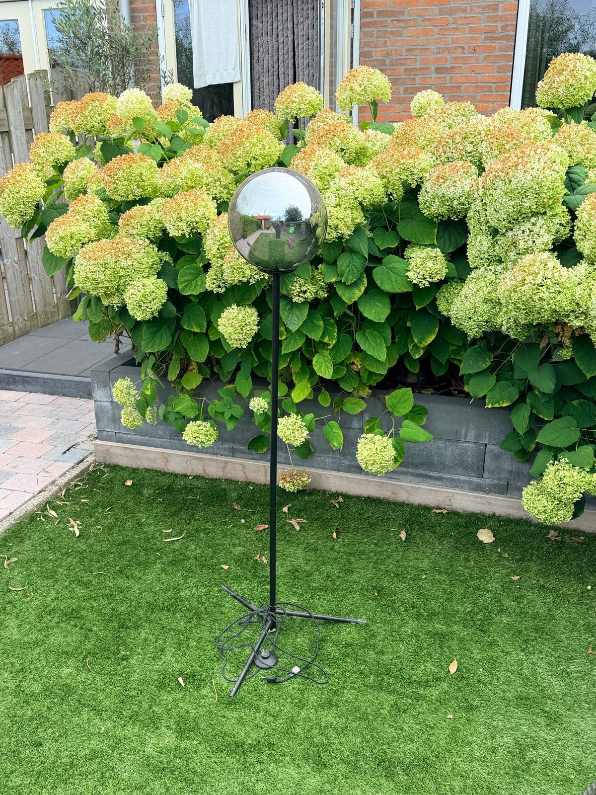 Moderne staande lamp met spiegelbol, Tuin en Terras, Ophalen, Gebruikt, Minder dan 50 watt, Staande lamp