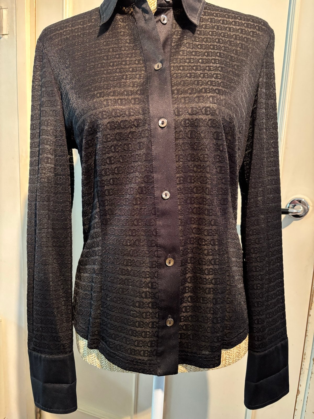 Blacky Dress Zwarte Blouse met Patroon Maat L, Kleding | Dames, Ophalen of Verzenden, Zo goed als nieuw, Maat 38/40 (M), Zwart