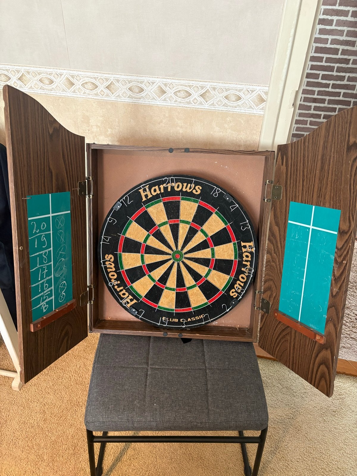 Dartbord in houten kast - Harrows Club Classic, Ophalen of Verzenden, Gebruikt, Dartbord