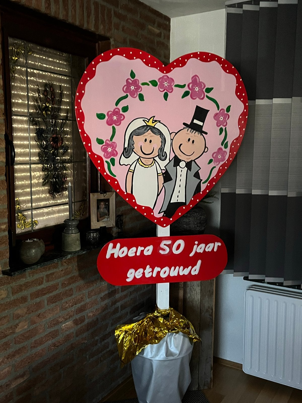 Houten bord 50 jaar getrouwd, bruidspaar hart, Hobby en Vrije tijd, Knutselen, Ophalen, Meerkleurig, Hout, Zo goed als nieuw
