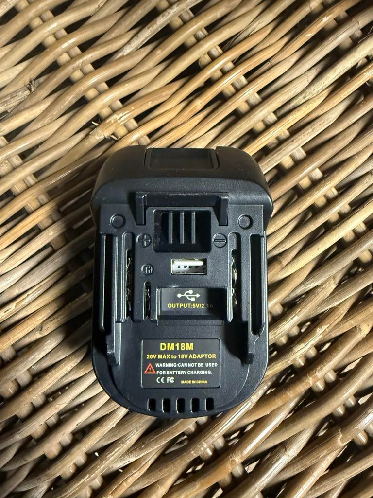 DM18M 20V MAX naar 18V Adapter met USB-uitgang, Nieuw, M, Ophalen of Verzenden, M