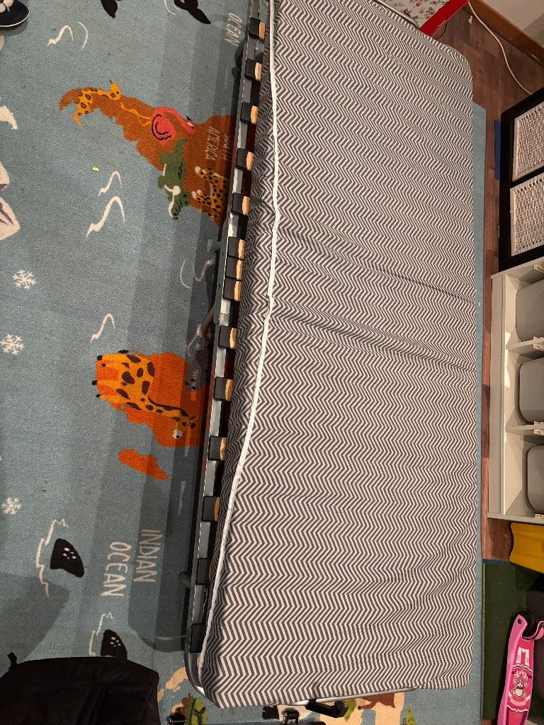 Logeerbed met matras, Huis en Inrichting, Slaapkamer | Bedden, Ophalen, Eenpersoons, Zo goed als nieuw, 80 cm