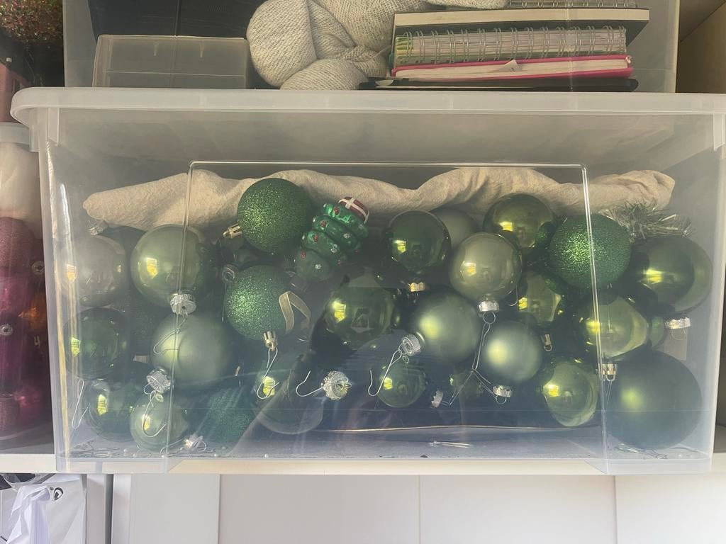 IKEA bak vol met verschillende soorten groene kerstballen, Diversen, Kerst, Ophalen of Verzenden, Zo goed als nieuw