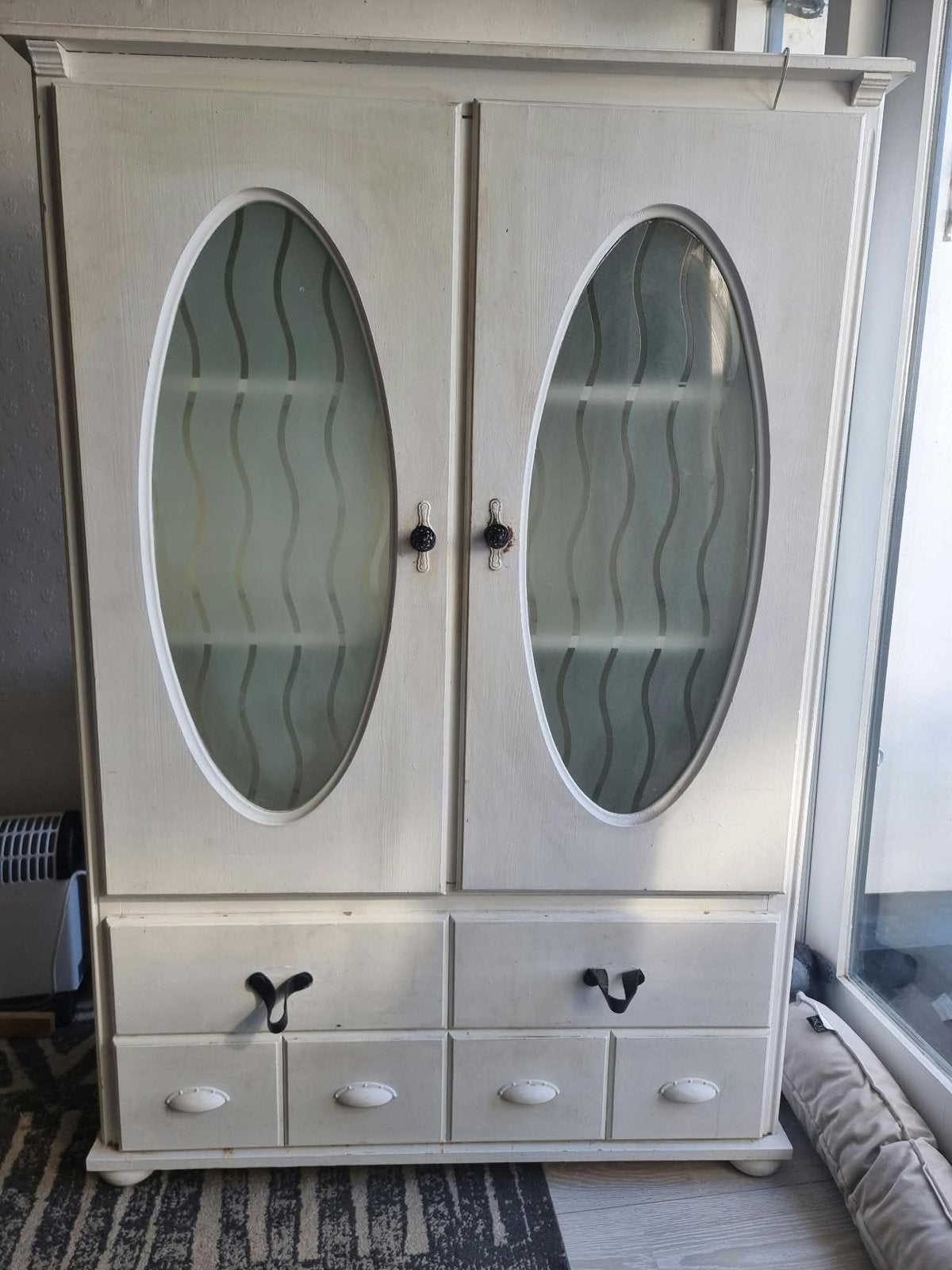 Witte vitrinekast met glazen deuren en lades, Ophalen, Gebruikt, 50 tot 100 cm, Met lade(s)
