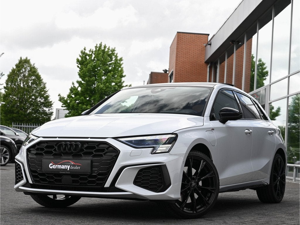 Audi A3 Sportback 45TFSI E 245pk S-Edition Competition Pano, Auto's, Audi, Gebruikt, 4 cilinders, Met garantie (alle), Leder en Stof