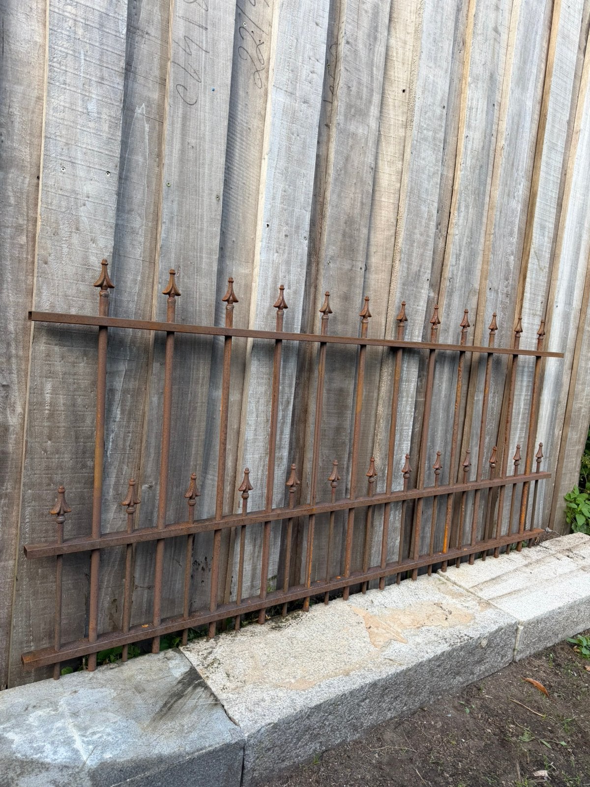 Foto 4 van Landelijk ijzeren hekwerk 72 meter van 36 delen