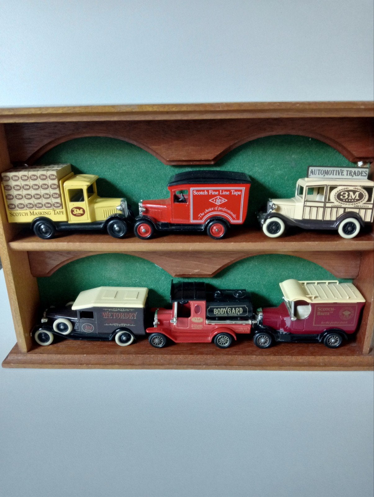 Set van 6 vintage 3M reclame vrachtwagens in houten rek, Ophalen of Verzenden, Nieuw