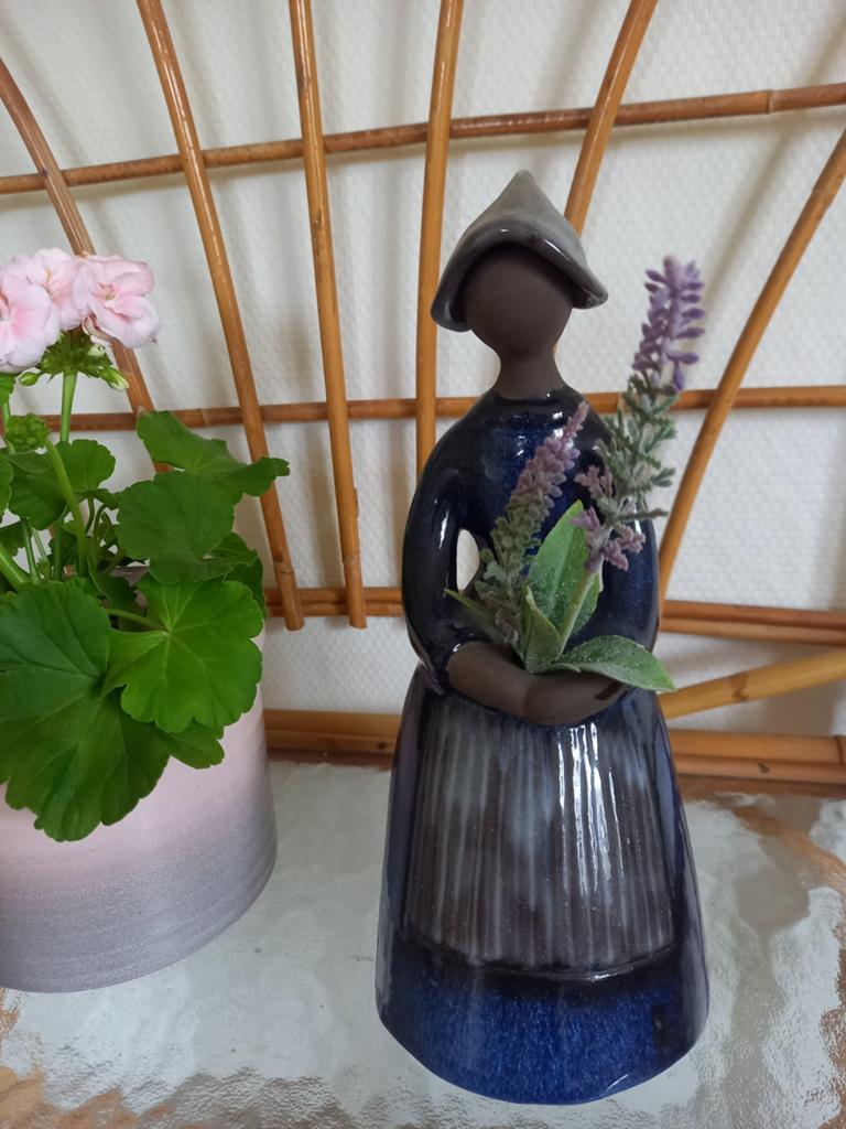 Zweeds bloemenmeisje van Jie Gantofta 27,5 cm groot, Antiek en Kunst, Antiek | Keramiek en Aardewerk, Ophalen of Verzenden