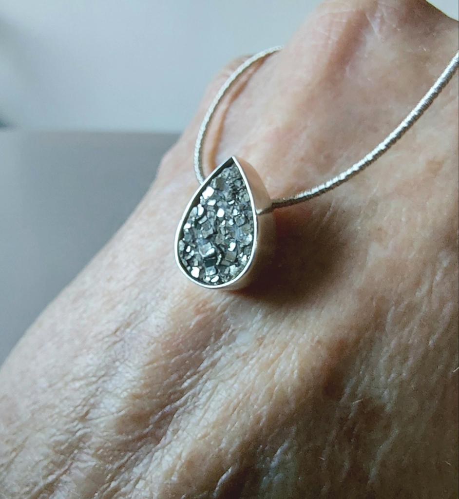Mooie nieuwe uniek zilveren ketting, druzy Pyriet druppel, Nieuw, Ophalen of Verzenden, Met edelsteen, Goud