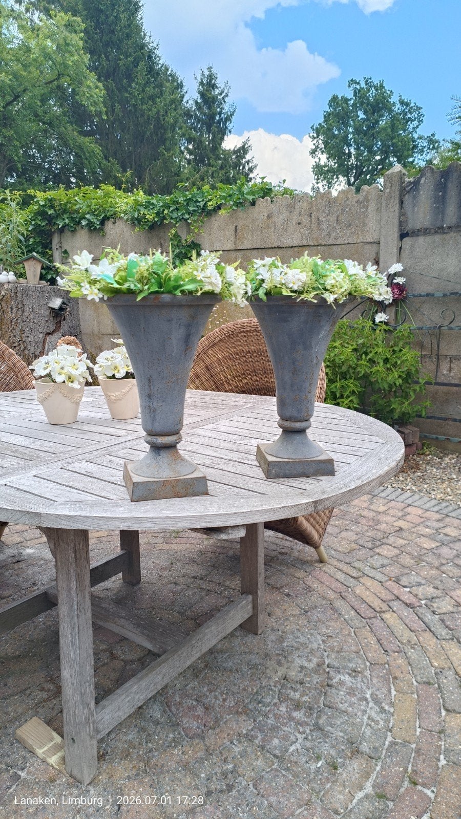 Set van 2 Belgische Trompet urn/ Louvre vaas gietijzeren v, Ophalen