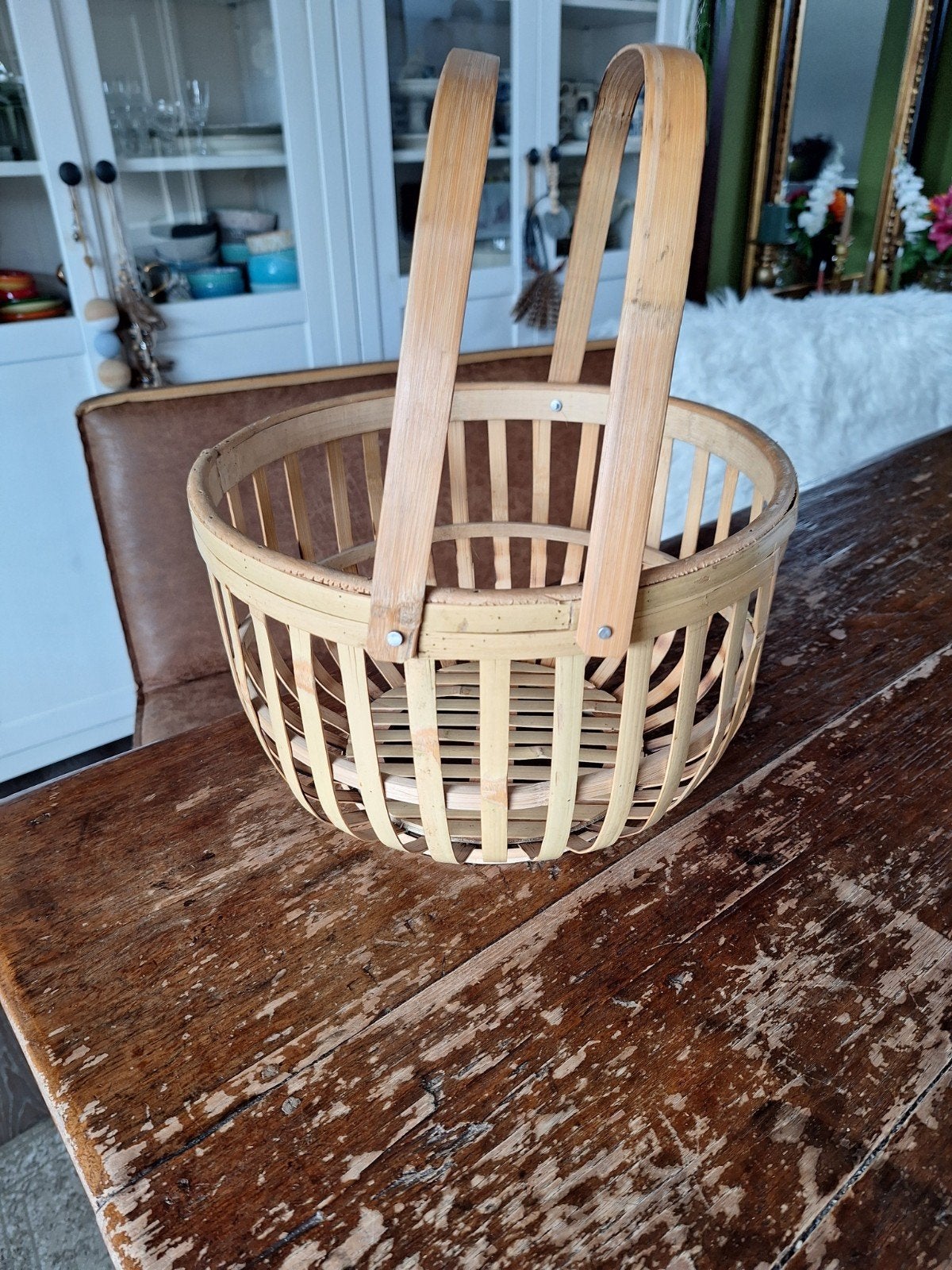Mooie mand met hengsel, Huis en Inrichting, Woonaccessoires | Schalen en Manden, Ophalen, Zo goed als nieuw, Rond, Riet