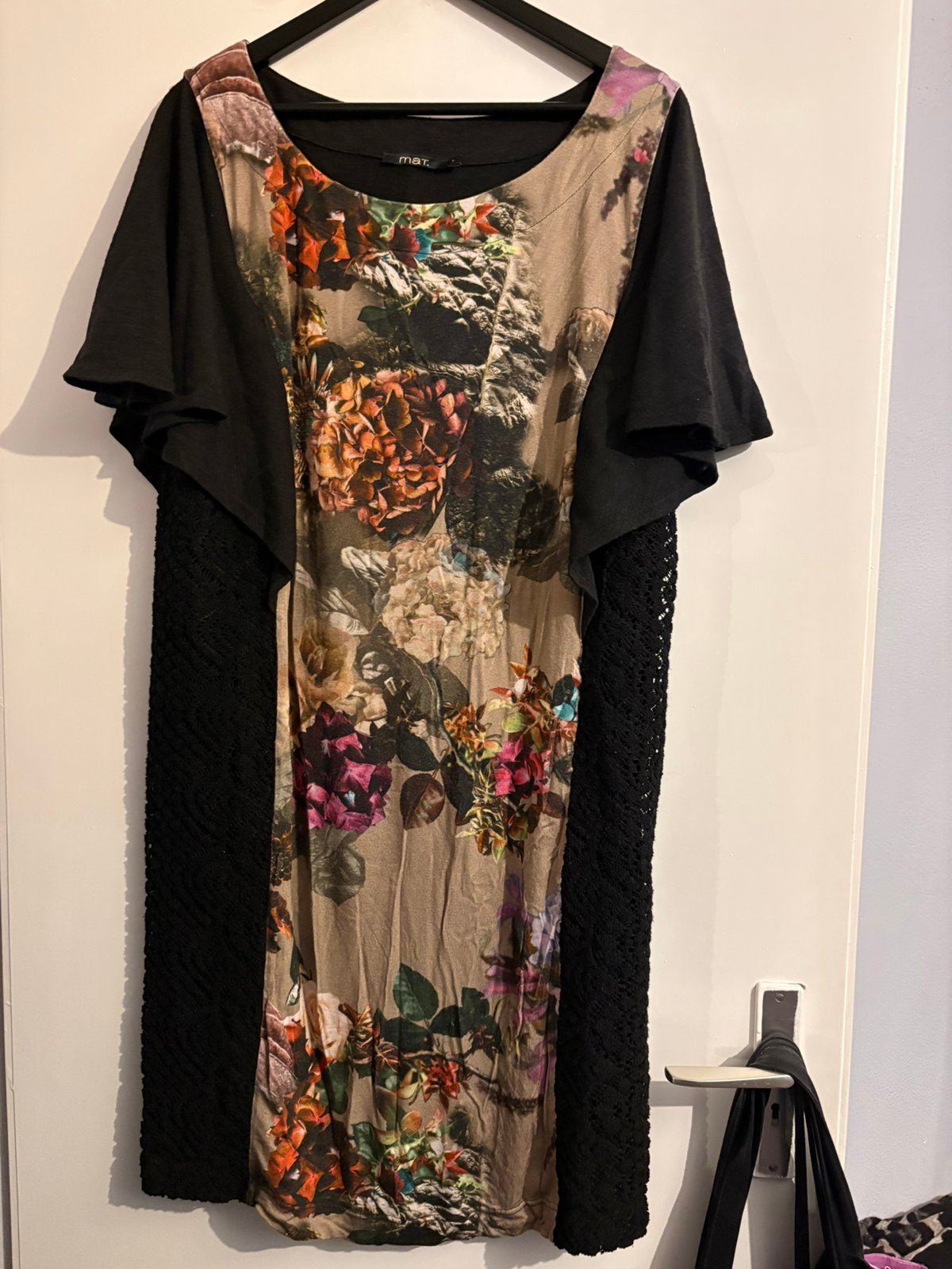 Mooie jurk van MAT. Maat L, zgan, zwart met bloemen, Kleding | Dames, Grote Maten, Ophalen of Verzenden, Zo goed als nieuw, Zwart
