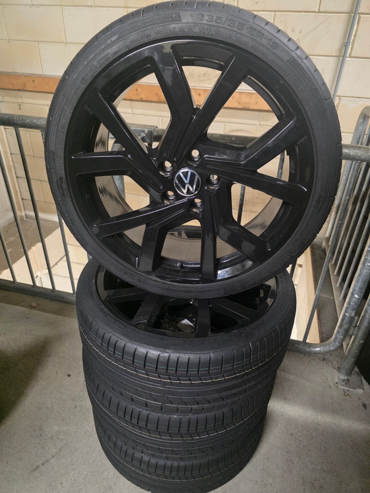 Volkswagen Brescia 19 INCH origineel zwart zomerset, Auto-onderdelen, Gebruikt, Banden en Velgen, 235 mm, Personenwagen