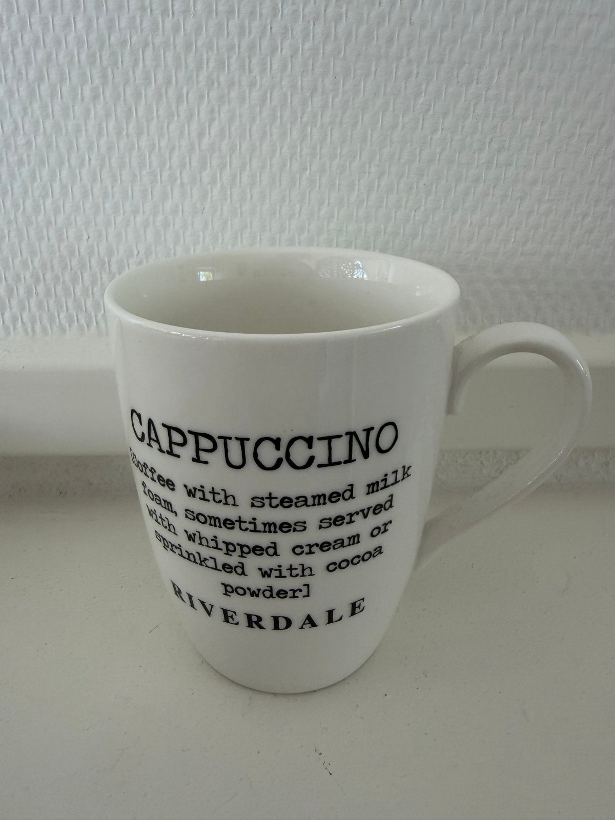 Riverdale Cappuccino Mok - Wit met Zwarte Tekst, Overige typen, Ophalen of Verzenden, Zo goed als nieuw, Steen/keramiek