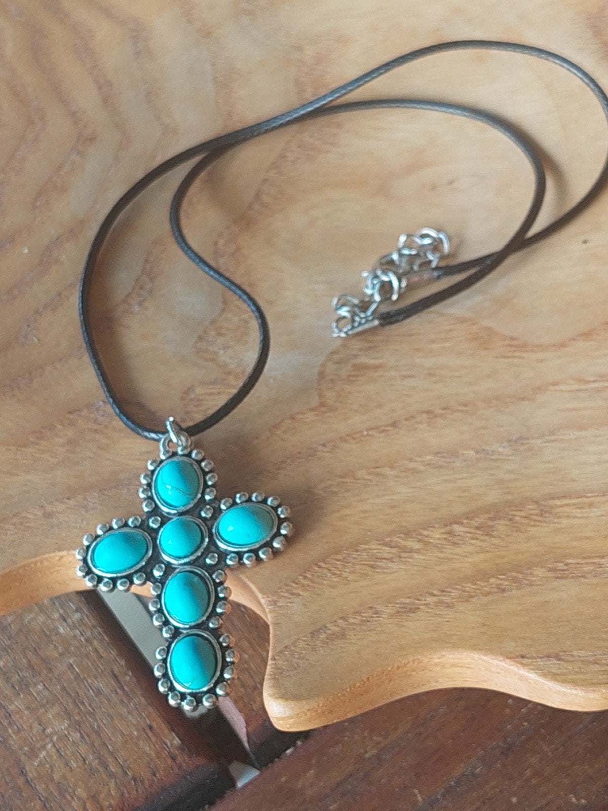 Navajo stijl ketting van turquoise kruis aan leerkoord, Ophalen of Verzenden, Nieuw, Zilver, Overige materialen