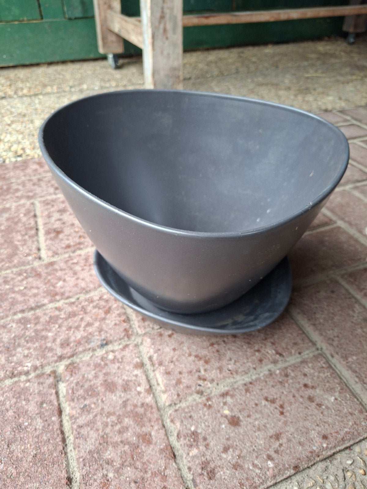 Donkergrijze bloempot met schotel, 25 tot 40 cm, Kunststof, Gebruikt, Ophalen of Verzenden