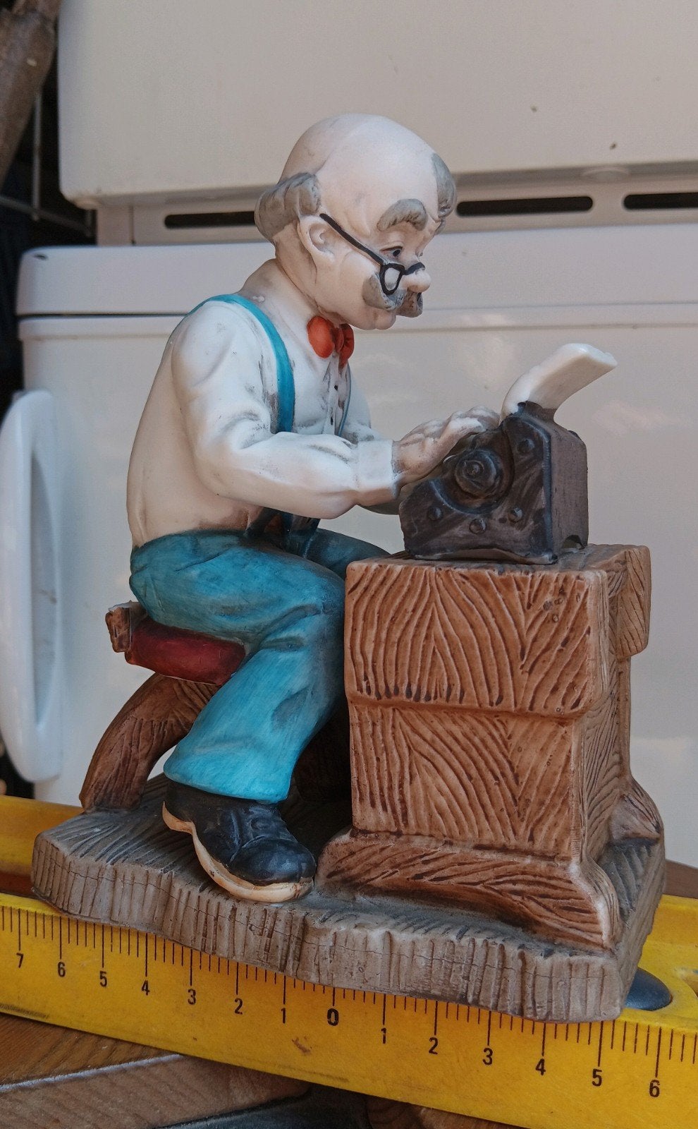 Beeldje. Administrateur achter typemachine, Ophalen, Zo goed als nieuw, Mens