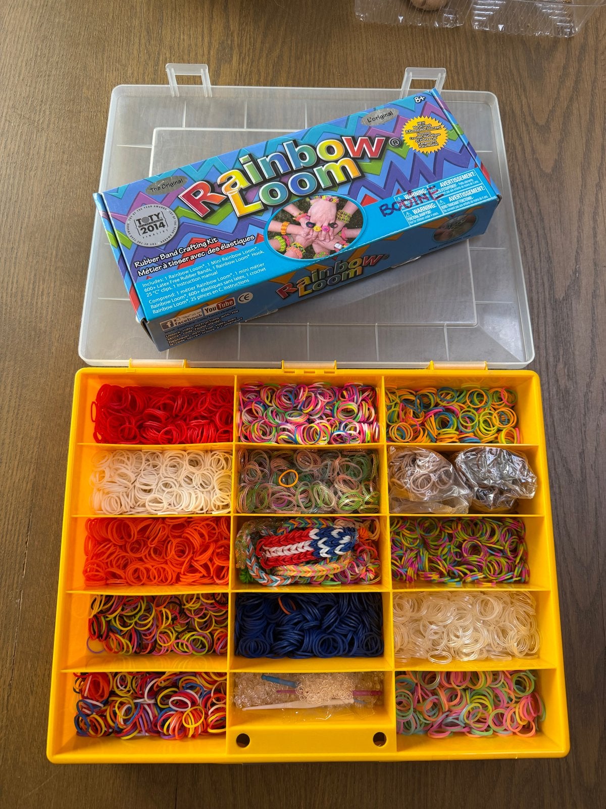 Rainbow Loom set met veel elastiekjes in sorteerdoos, Overige thema's, Meerkleurig, Ophalen of Verzenden, Zo goed als nieuw
