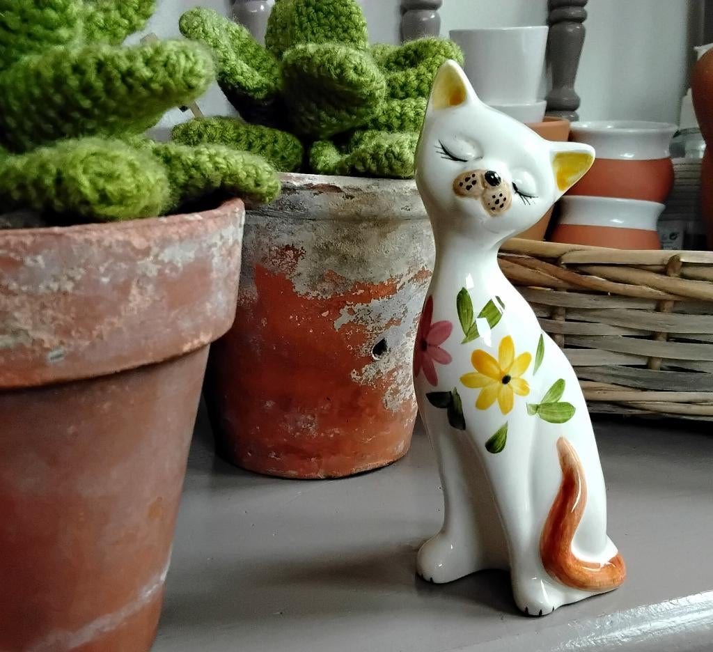Porseleinen beeldje - poesje - katje - poes - kat - bloemen, Ophalen of Verzenden, Zo goed als nieuw, Hond of Kat, Beeldje of Figuurtje