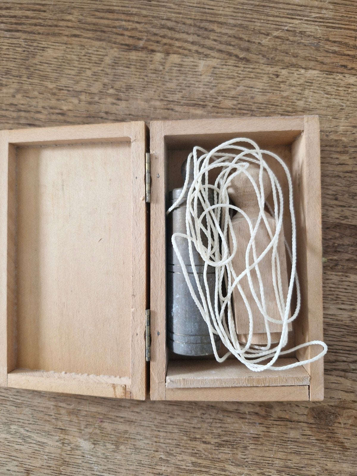 Antieke schietlood met touw en houten spoel in kistje, Ophalen of Verzenden
