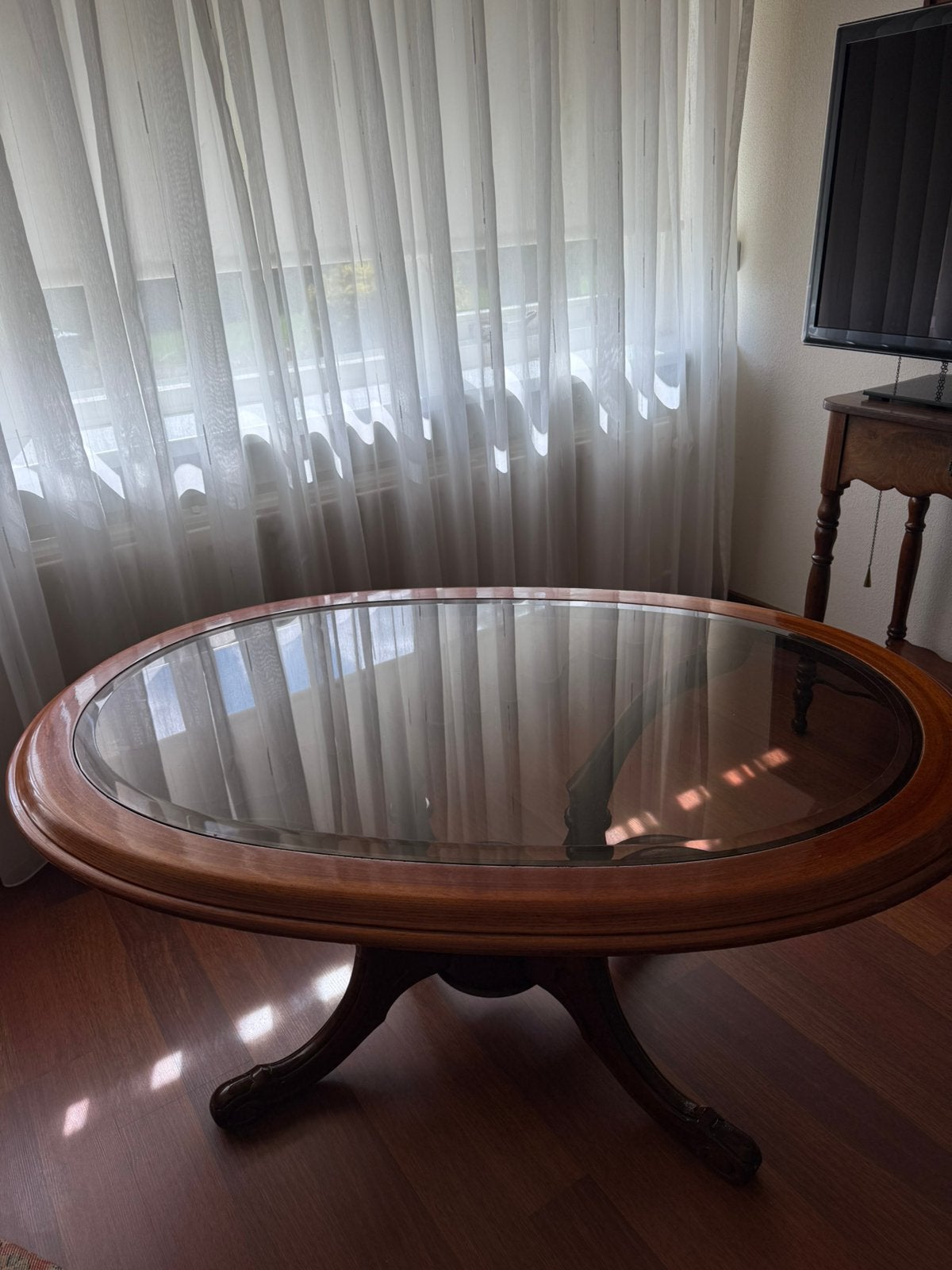 Ovale Salontafel / geslepen glasrand / hout/glas getint, Ophalen, Glas, Gebruikt, 100 tot 150 cm