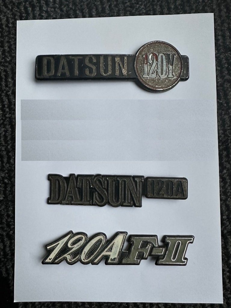 3 x Embleem DATSUN 120A F-II Datsun 120Y emblemen., Ophalen of Verzenden, Gebruikt, Overige typen