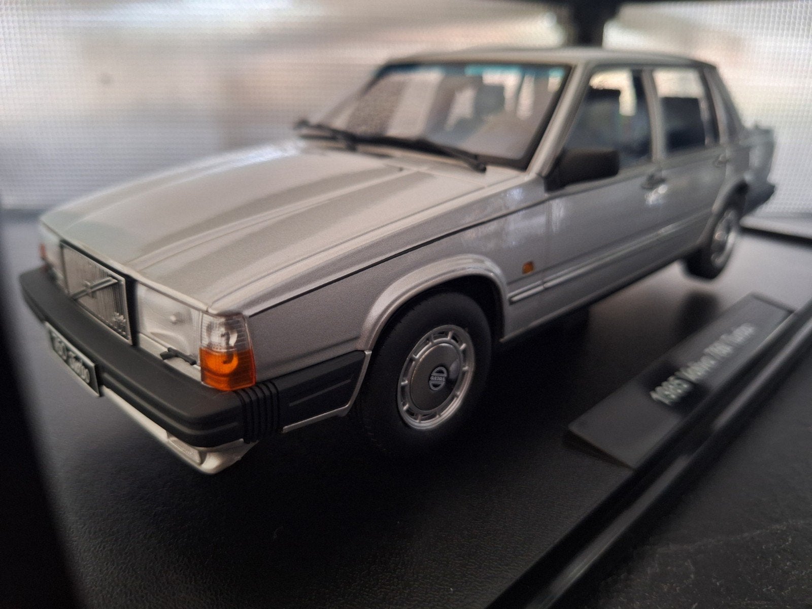 Volvo 760 1985 Schaal 1:18, Hobby en Vrije tijd, Modelauto's | 1:18, Overige merken, Triple 9, Nieuw, Auto